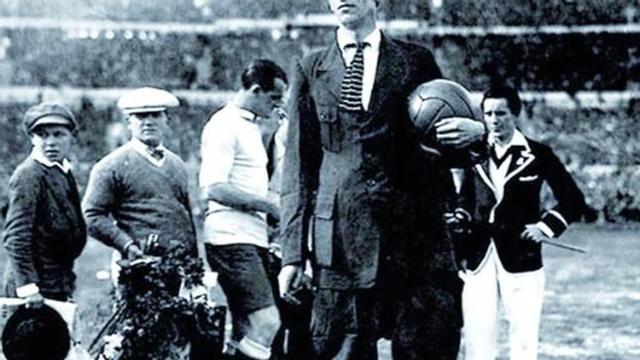 John Langenus, antes de comenzar la final del Mundial de 1930 entre Uruguay y Argentina.