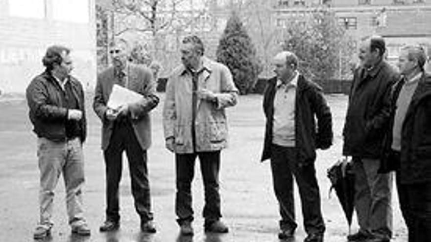 Autoridades locales, durante una visita del delegado de Educación a las instalaciones del colegio Pérez Viondi.  / BERNABÉ / isabel espiño