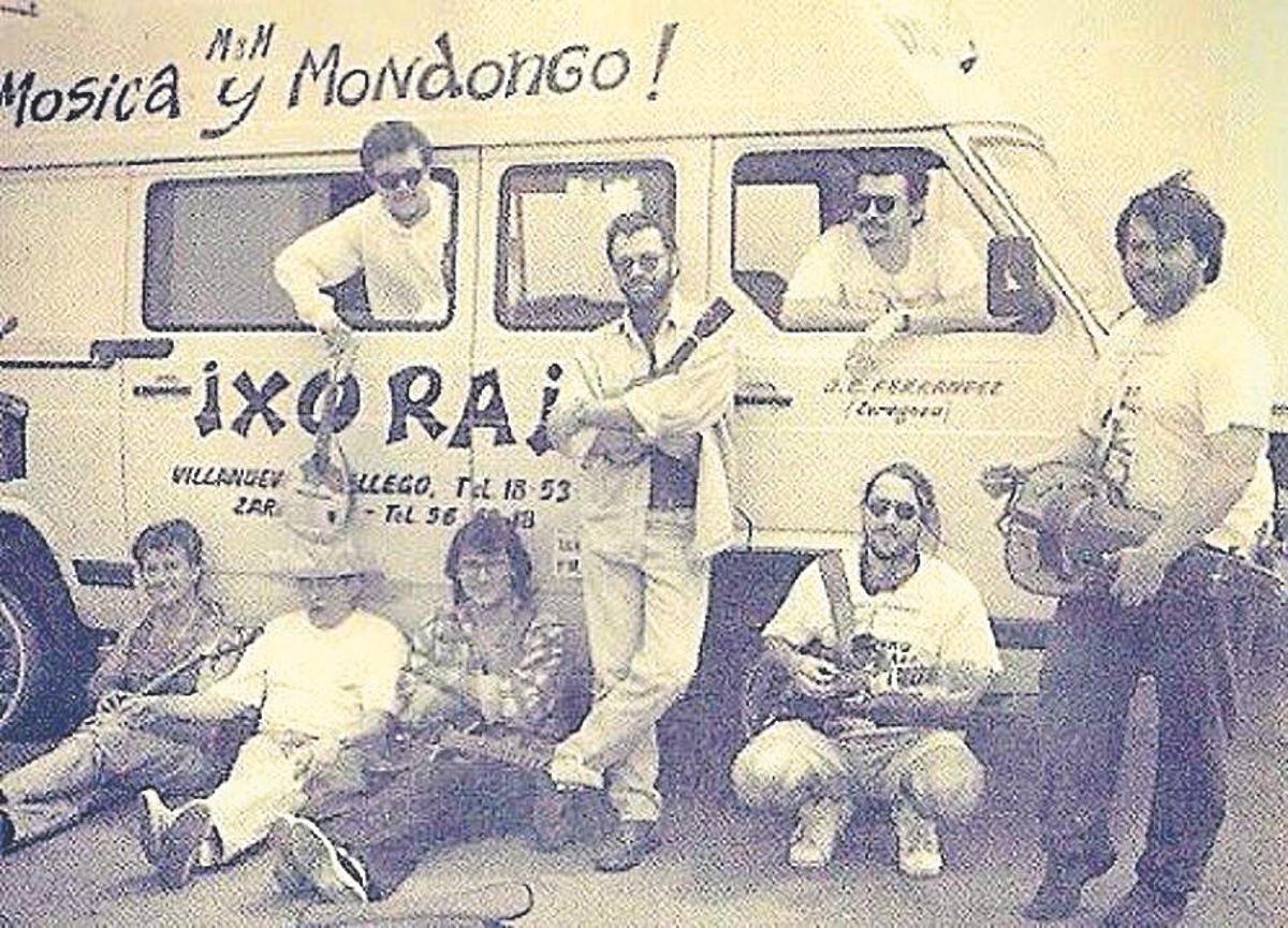 El grupo junto a su furgoneta en una imagen de 1993.