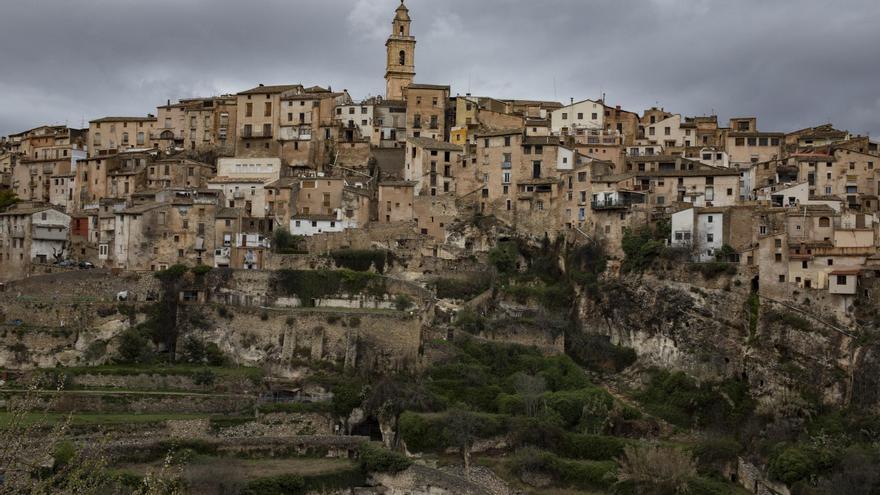 El pueblo más misterioso junto a la provincia de Alicante: excavado en la roca y con un laberinto de cuevas dentro de una montaña