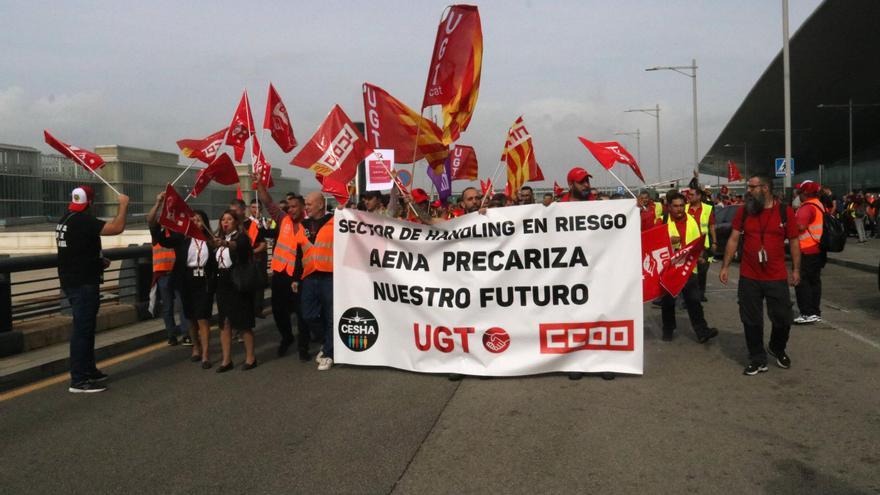 Uns 700 treballadors es manifesten a l’aeroport del Prat per la &quot;precarització&quot; en les noves adjudicacions de &#039;handling&#039;