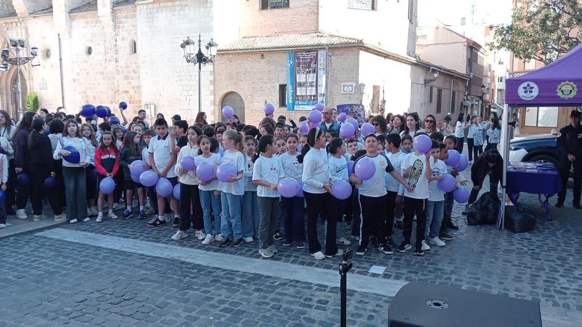 Los escolares protagonizan el acto institucional del Dia de la Dona en Gandia
