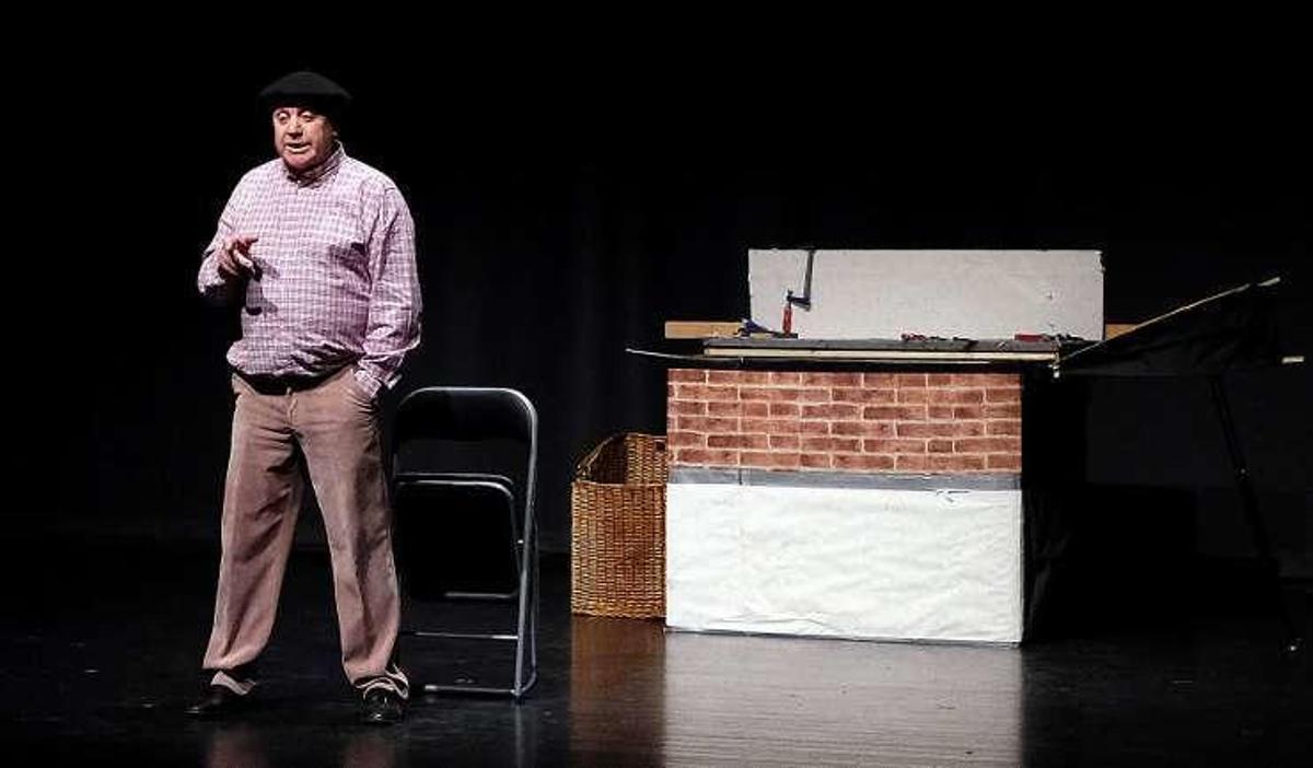 "Chanclos Asgaya" presentó en el teatro de La Felguera su obra "Una muyer de armes tomar"