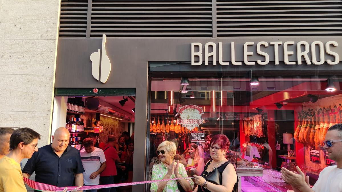 Presentación de la nueva tienda de Embutidos Ballesteros en Zamora capital, en la plaza Alemania.