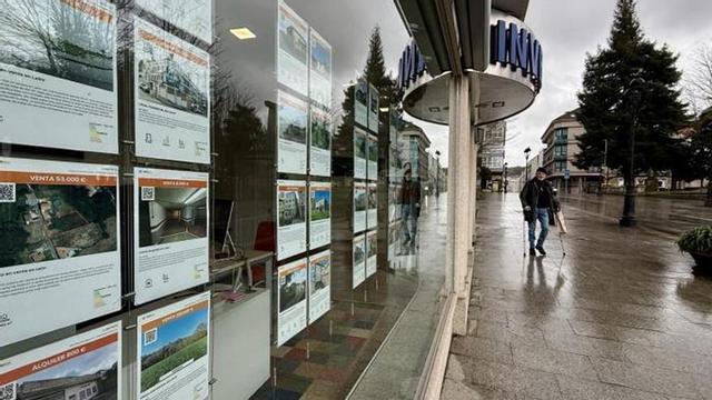 El escaparate de una inmobiliaria lalinense.  | BERNABÉ/ JAVIER LALÍN