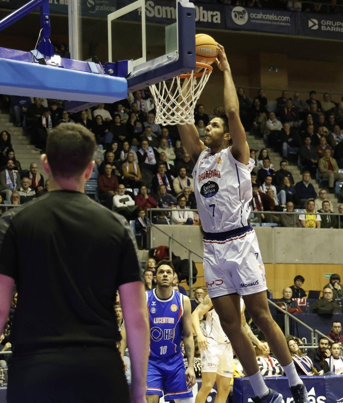 Felipe dos Anjos realiza un mate en el partido frente a Alicante en Sar.