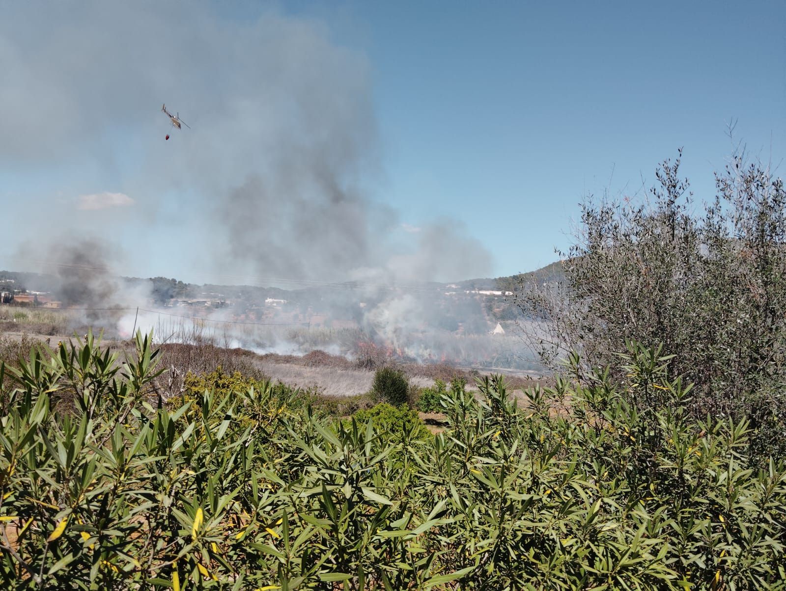 Galería: Incendio en la entrada de Santa Eulària