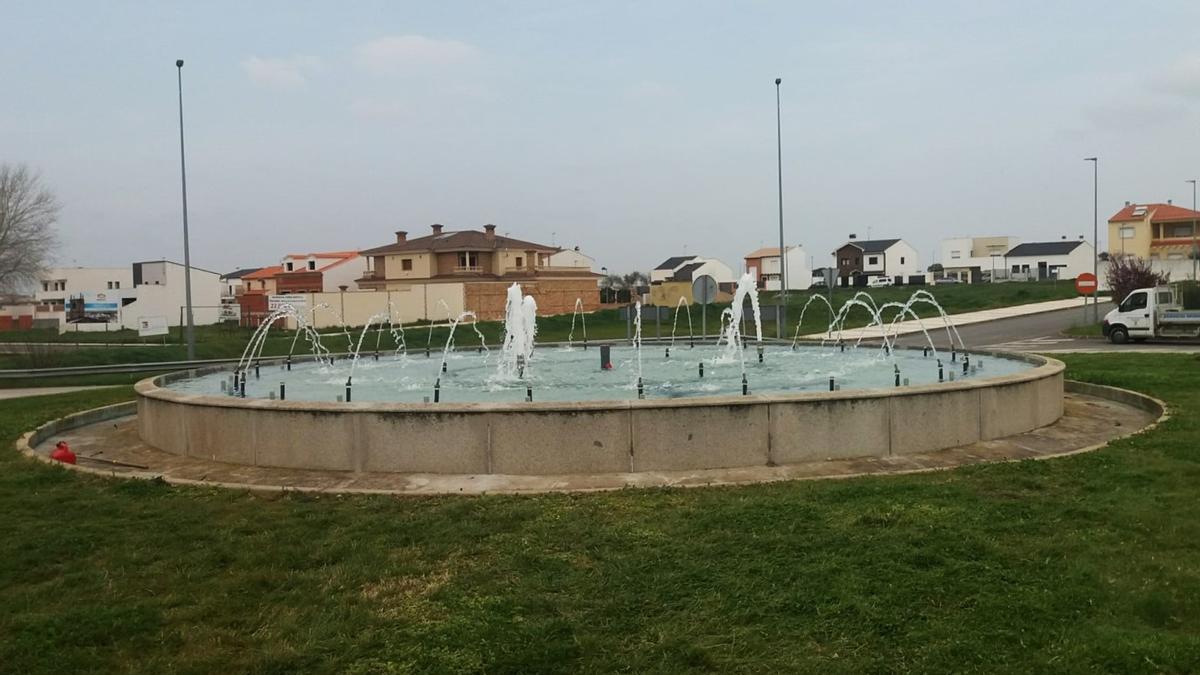 Trabajos de mejora de dos fuentes en Arroyo de la Luz.