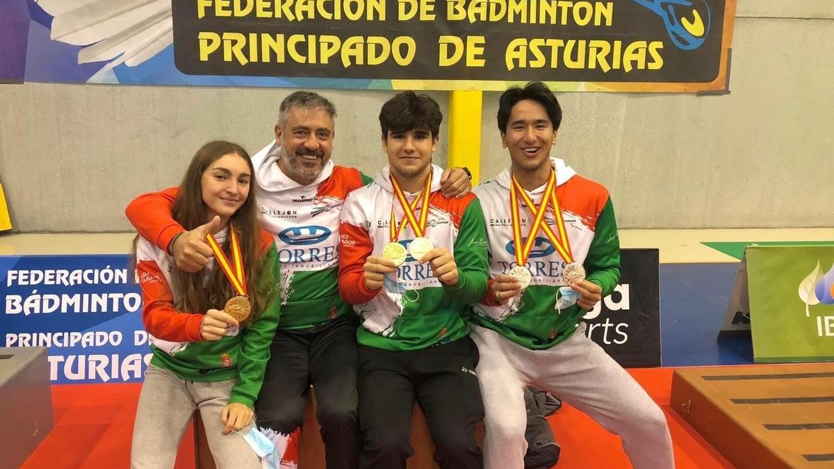 María de la O Pérez, a la izquierda, tras conseguir el oro nacional sub 19.