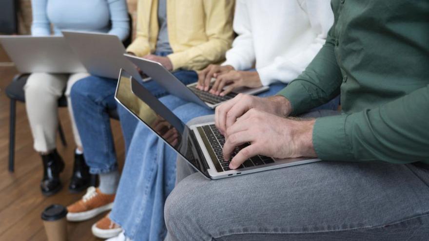 Alumnos en una clase de capacitación digital.