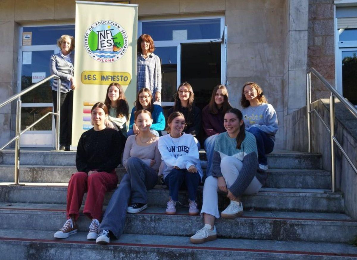 Las alumnas de Piloña y de Besançon, junto a Covadonga Fernández y Cathy García, directora y profesora del instituto de Infiesto, ayer. | J. Q.