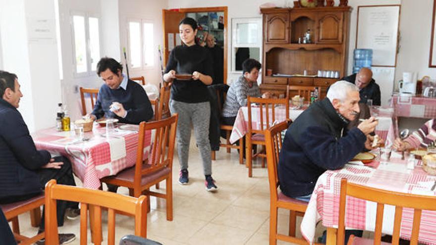 Cáritas Sant Antoni sirve cada día almuerzos y cenas en su comedor social.