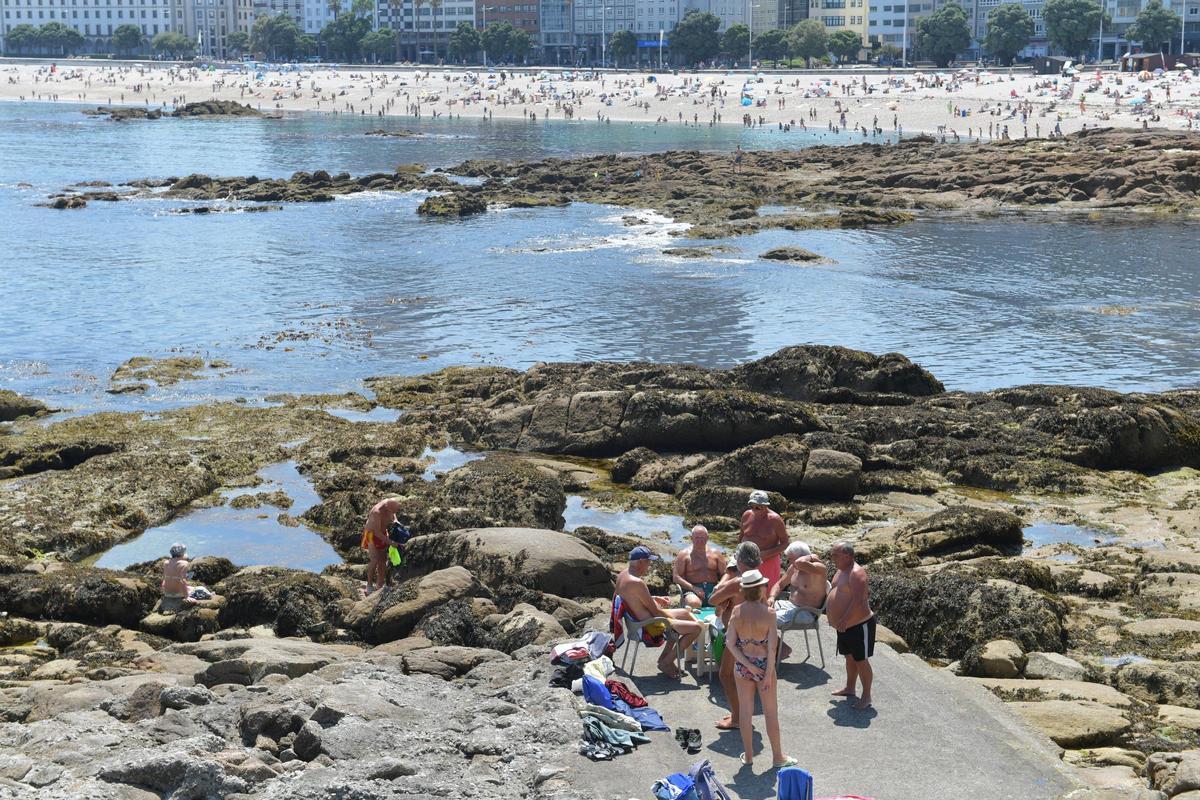Los coruñeses se refugian en las playas y en el mar de las altas temperaturas Los coruñeses se refugian en las playas y en el mar de las altas temperaturas