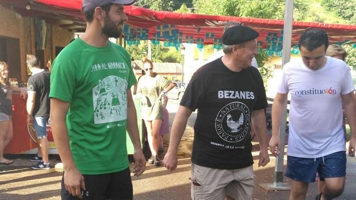 Participantes en la carrera de madreñes, en Bezanes.