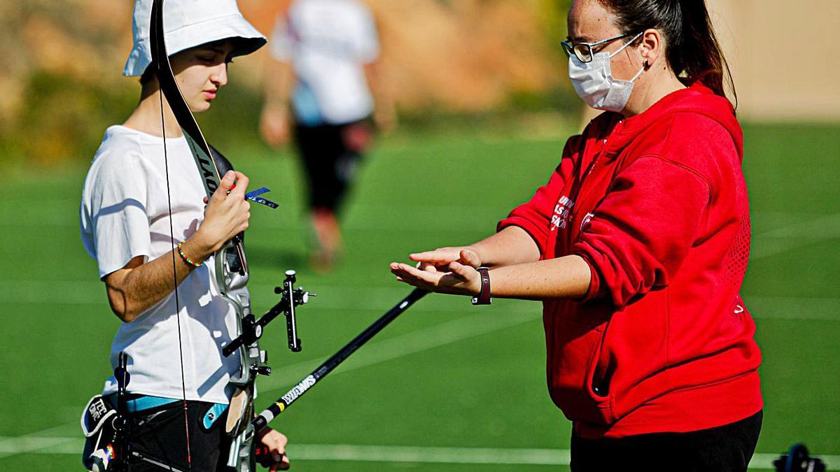 Laia Pallas y Neus Tur dialogan durante un entrenamiento en es Cubells. | T.E.