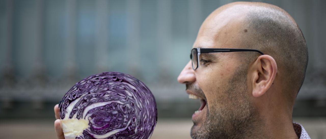 Miguel Ángel Lurueña posa con una col morada. / JORDI COTRINA