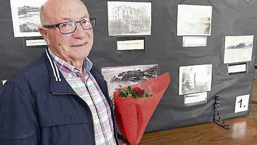 El exalumno Camilo Gómez, ayer en el colegio. | víctor echave