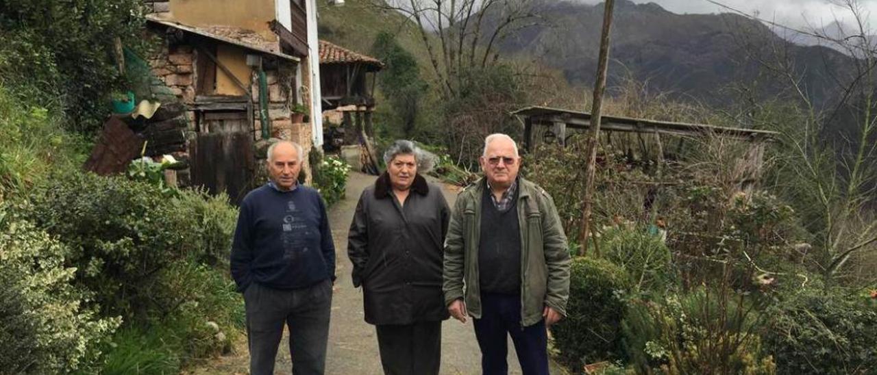 Alberto Díaz, María Delfina Martínez y Mino de Dios, en el barrio de La Fuentina, en Parda, ayer.