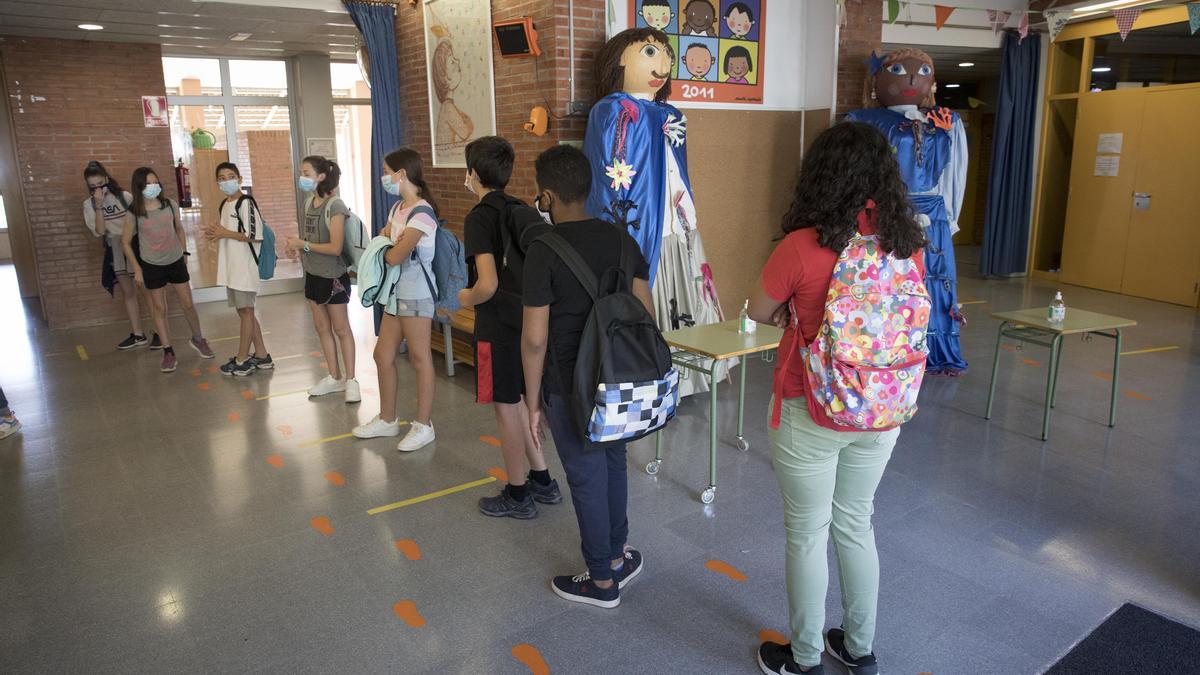 Barcelona 15/06/2020 Coronavirus Covid-19 alumnos de sexto de primaria del Institut Escola Antaviana en el barri de Roquetes van a clase siguiendo los protocolos de seguridad FOTO de FERRAN NADEU