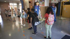 Barcelona 15/06/2020 Coronavirus Covid-19 alumnos de sexto de primaria del Institut Escola Antaviana en el barri de Roquetes van a clase siguiendo los protocolos de seguridad FOTO de FERRAN NADEU