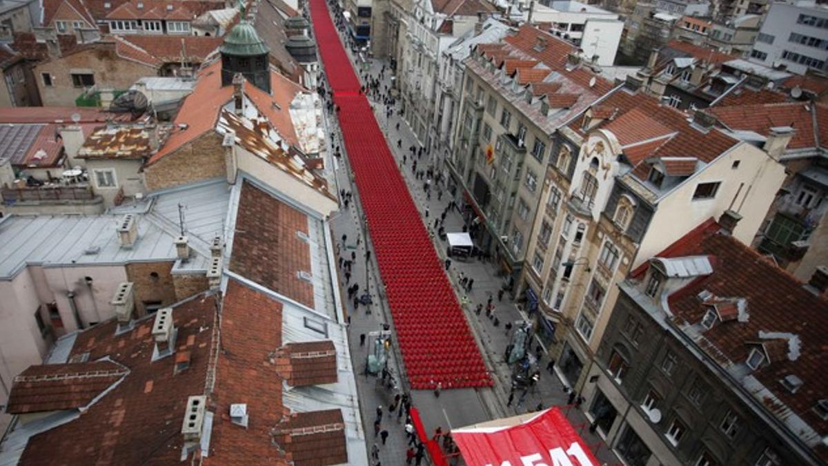 Las 11.541 sillas vacías en recuerdo a las víctimas del asedio a Sarajevo, en la calle Titova.