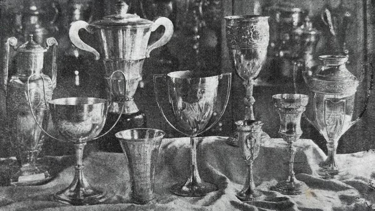 Los trofeos del Badalona en sus tiempos heroicos. El Campionat de Catalunya de 1913 en el primero por la izquierda (arriba)