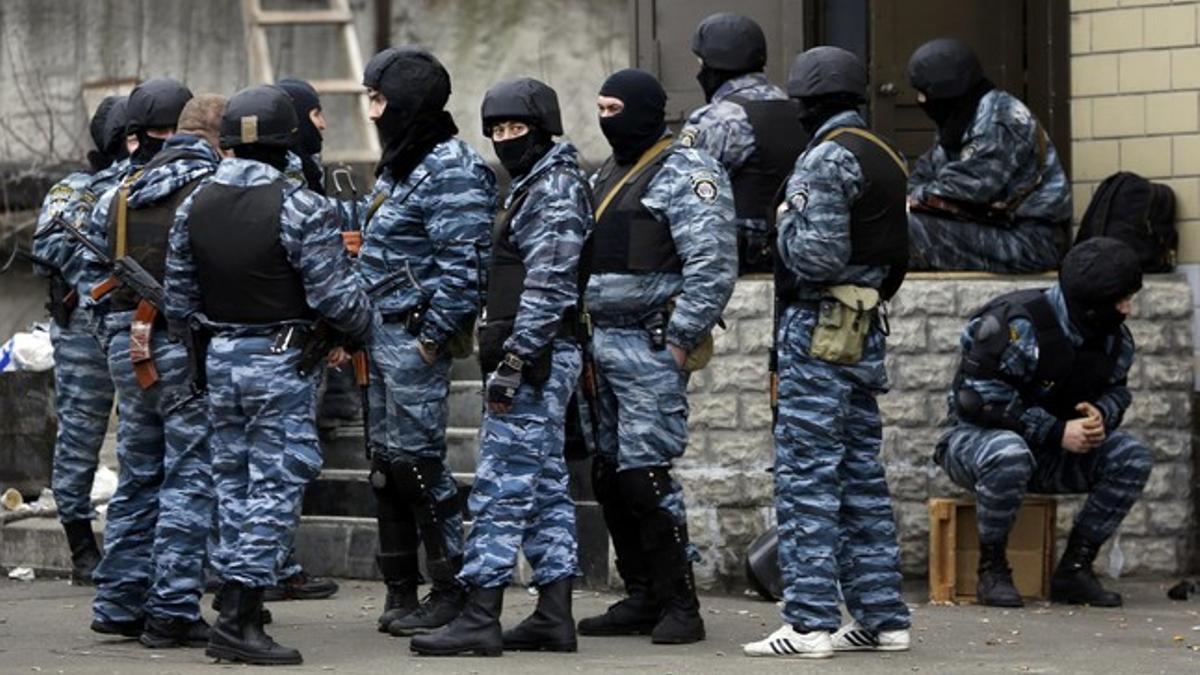 Miembros de la policía antidisturbios se preparan para abandonar las barricadas en Kiev, el pasado 22 de febrero.