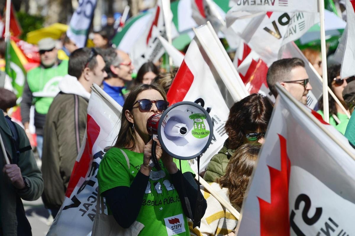 Así ha sido la manifestación de profesores en defensa de mejoras laborales y salariales en Alicante