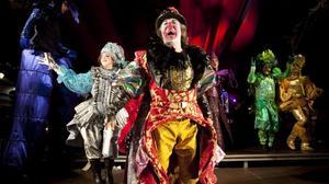 El pallasso Tortell Poltrona, el Rei Carnestoltes, inaugura la festa de Carnaval.