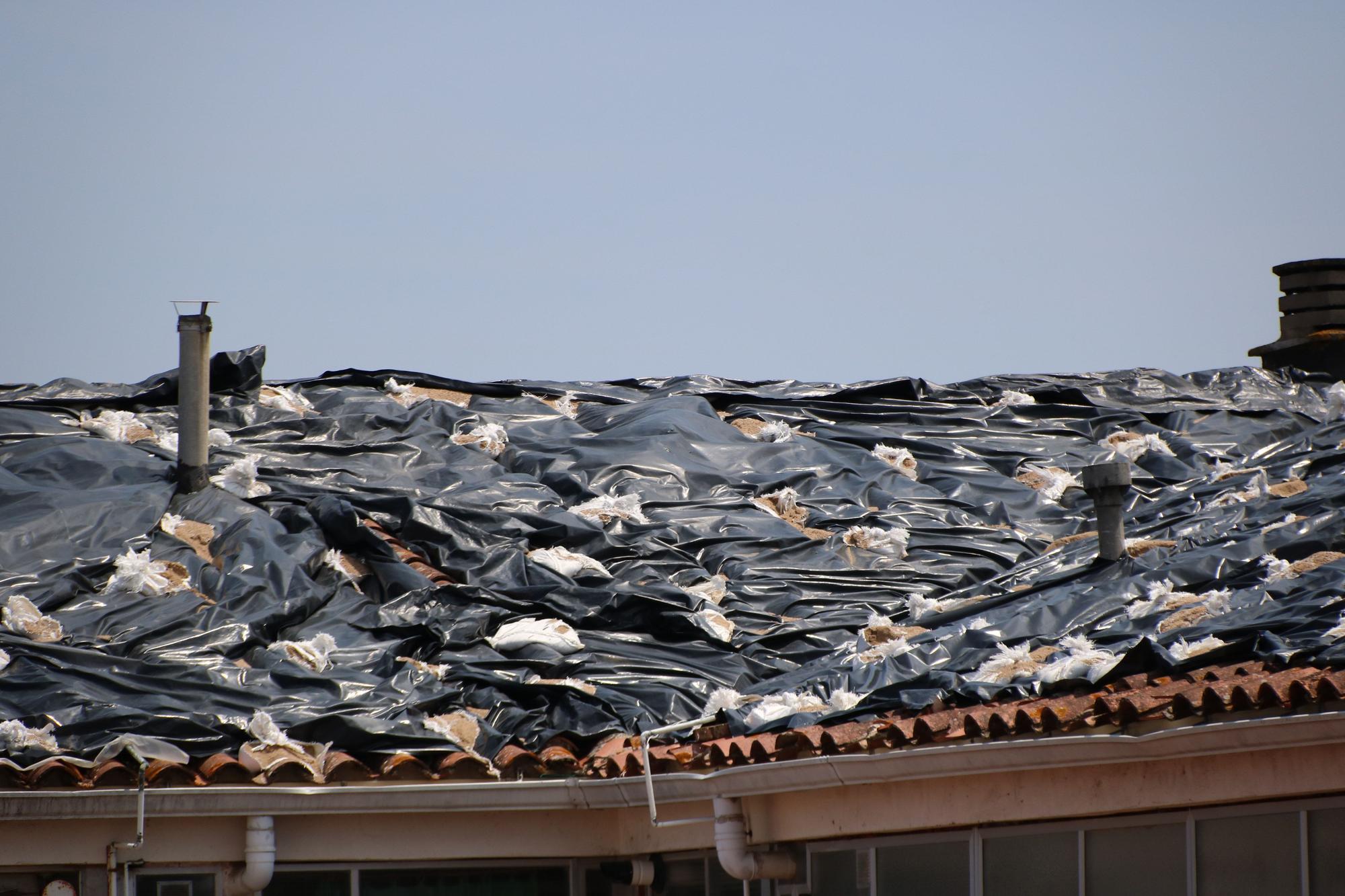 Demandaran l'asseguradora per no reparar la teulada malmesa per la pedregada gairebé un any després