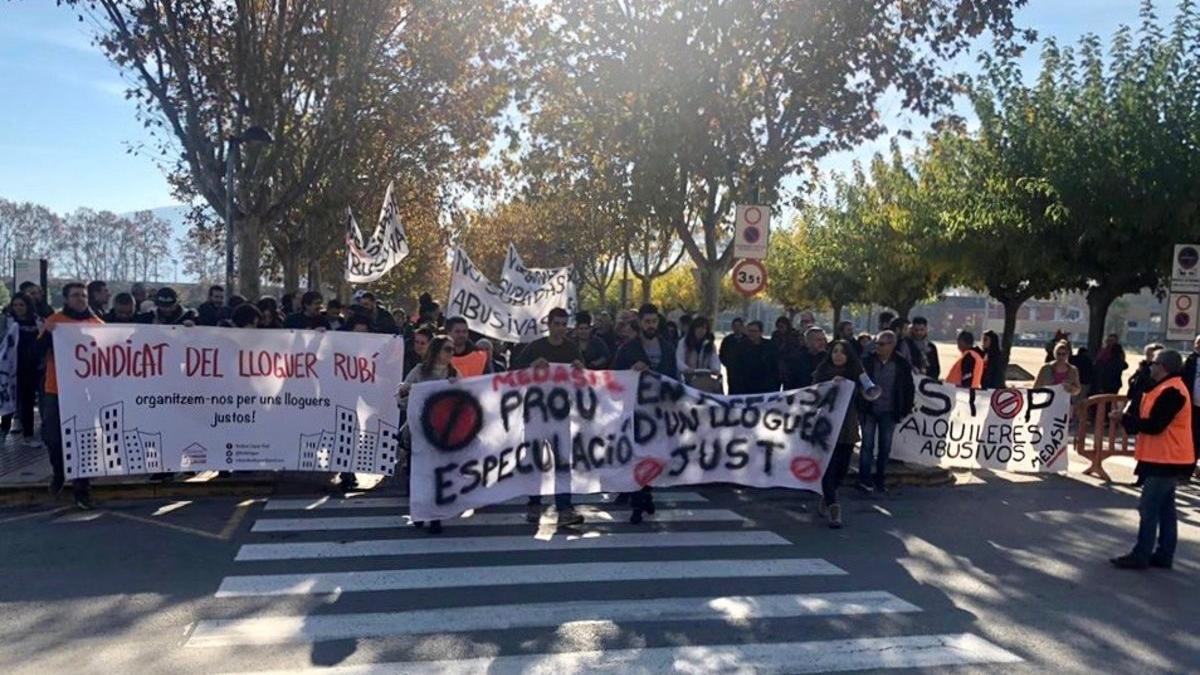 Vecinos de Rubí y Santa Perpètua y miembros del Sindicat del Lloguer en una acción protesta en diciembre