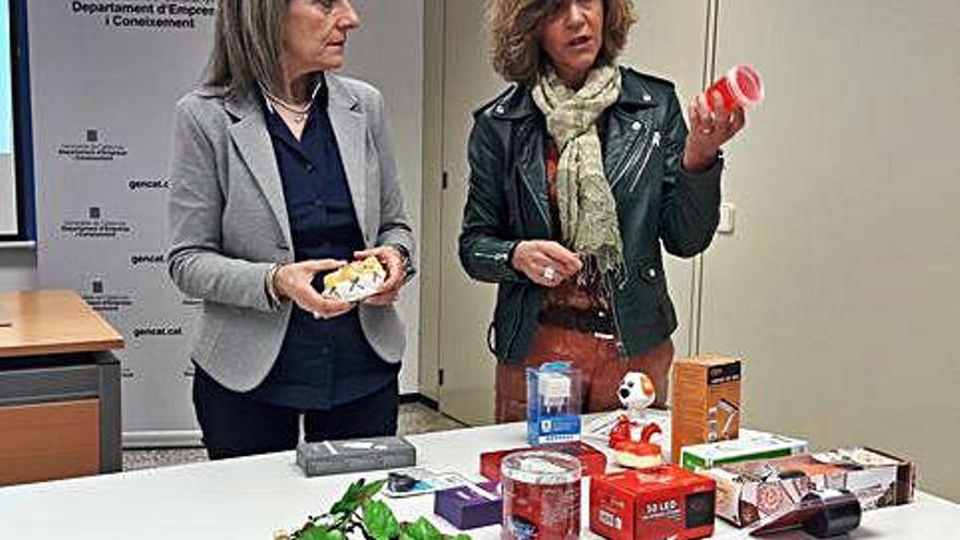 Bàrbara Minoves i Elisabeth Abad amb una mostra de productes retirats del mercat l&#039;any passat