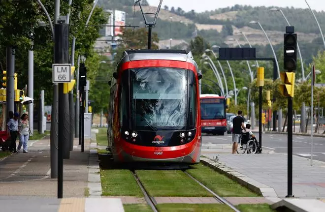 En imágenes | Así es el nuevo tranvía que ya circula por Zaragoza