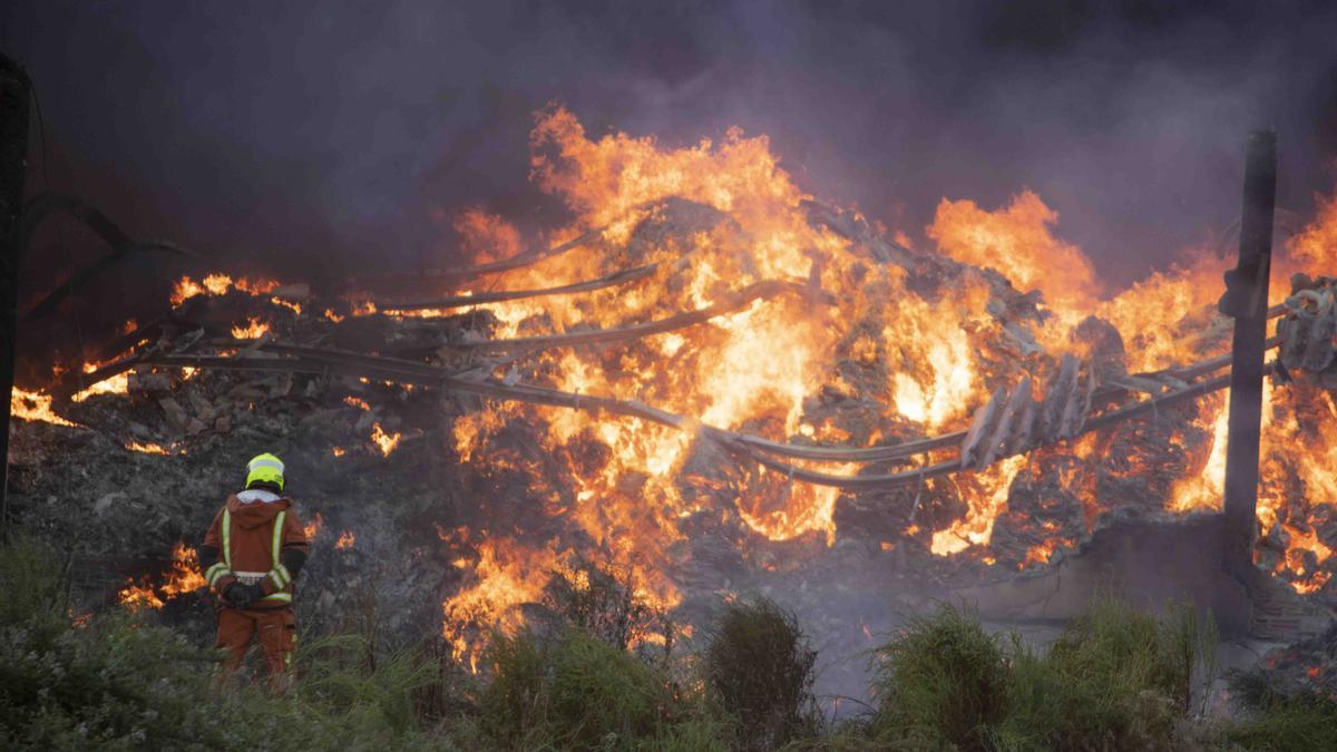 Se desata un incendio en una nave de almacenaje de ropa en L'Olleria