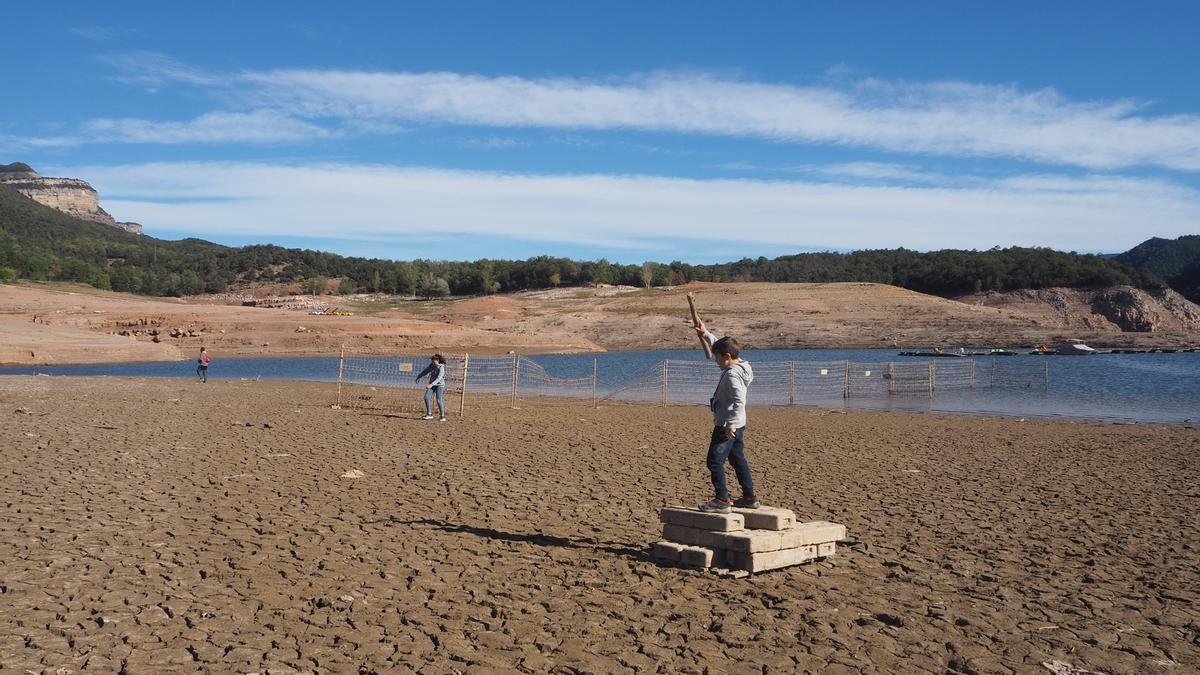 Turismo de sequía en el pantano de Sau