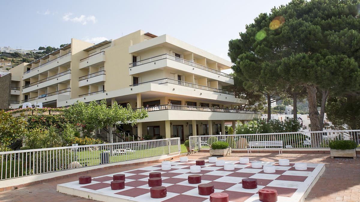 L&#039;establiment, amb accés directe a la platja de l&#039;Almadrava, manté la mateixa gespa del primer dia.