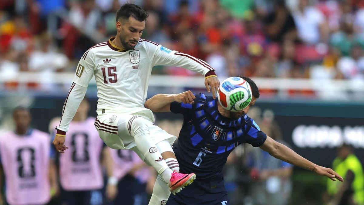 Baena, ante Bentancur durante el Uruguay - España.