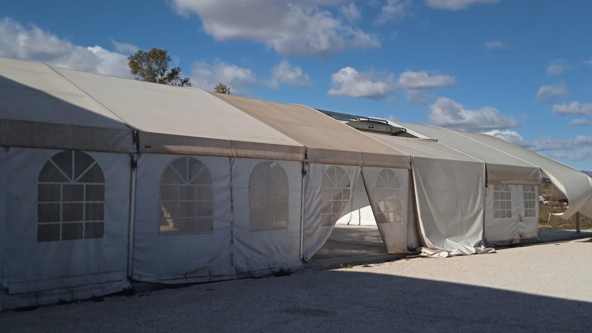 La carpa municipal destrozada por el temporal de viento de esta semana.