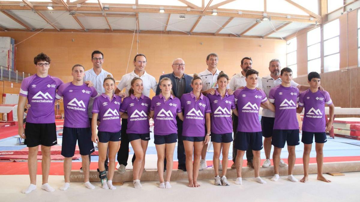 Los miembros del Club Xelska posan junto al director general del Palma Futsal José Tirado.