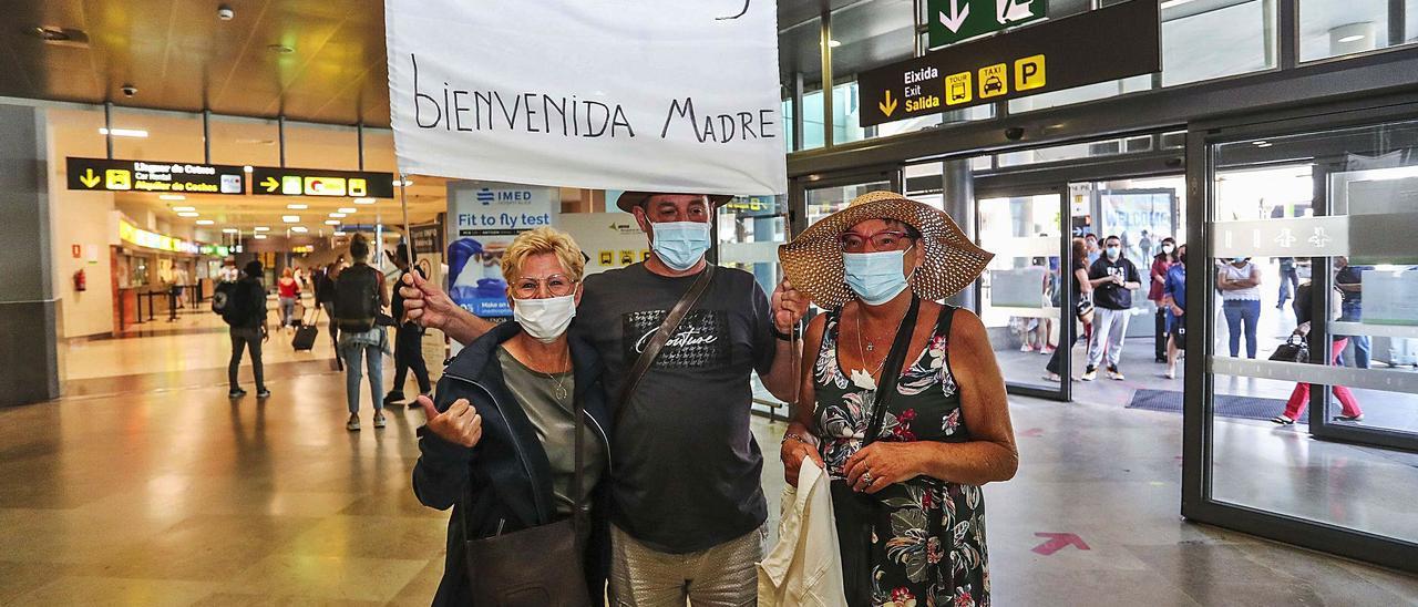 Dos holandesas se reencuentran
con el hijo de una de ellas 
en Manises, ayer.  F.CALABUIG | HÉCTOR FUENTES