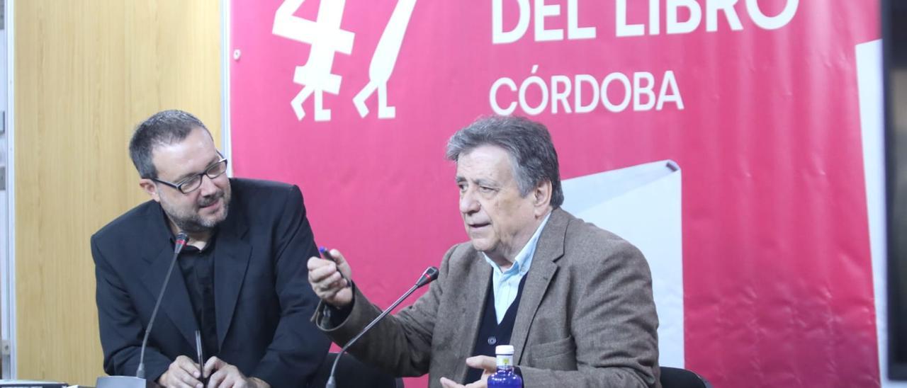 Alfredo Asensi y Luis Landero, durante la presentación de &#039;Una historia ridícula&#039;.