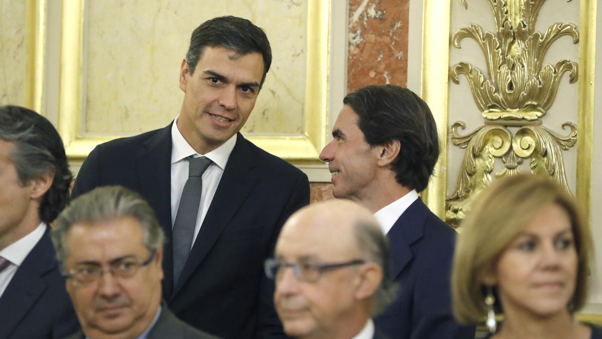 Archivo - Pedro Sánchez y José María Aznar durante el acto en el Congreso por los 40 años de democracia en el año 2017.