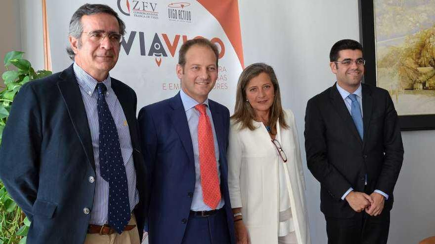 De izq. a drch., Pedro Núñez, Juan Cividanes, Teresa Pedrosa y Manuel Varela, ayer, tras presentar el acuerdo.