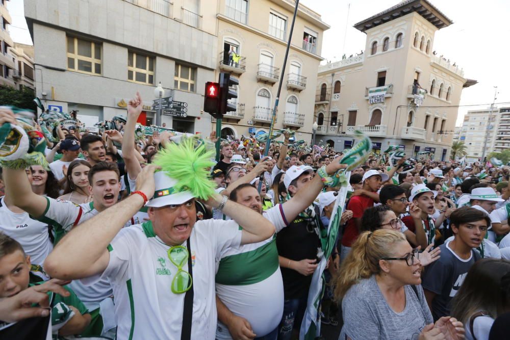 El Elche celebra su ascenso a Segunda División en una rúa por las calles de la ciudad