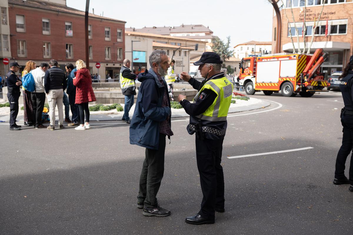 El concejal de IU de Urbanismo, Romualdo Fernández, conversa con un policía municipal.