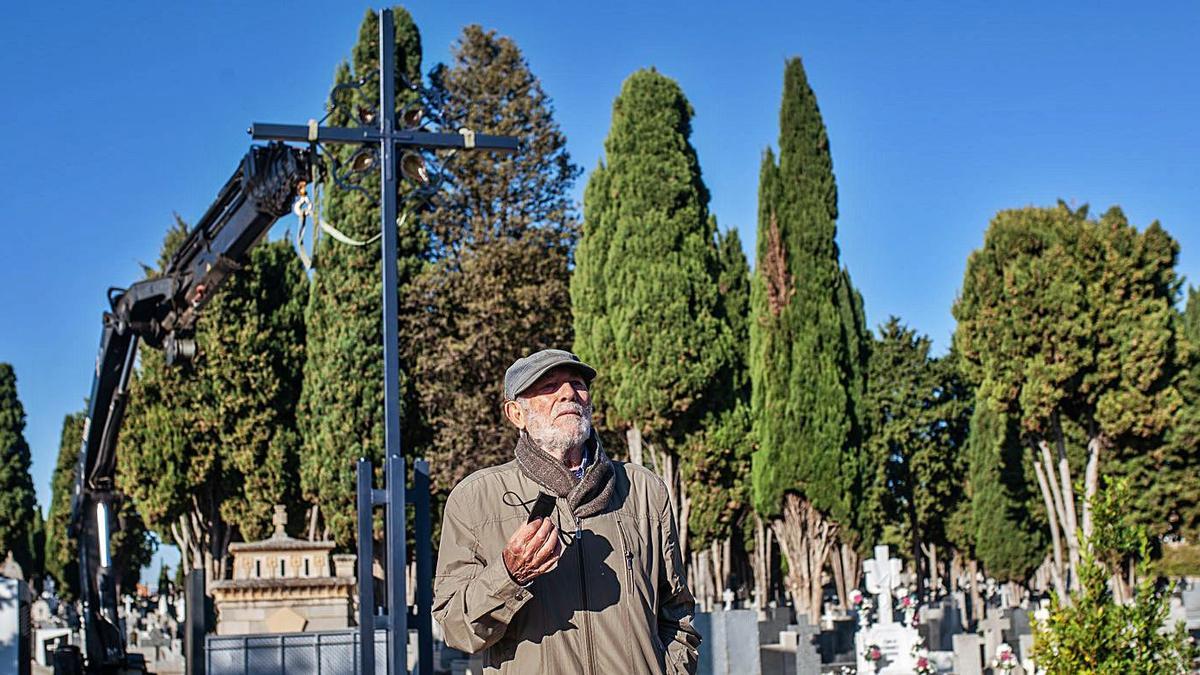 Coomonte, ante la cruz que ha realizado para el cementerio de Zamora. |