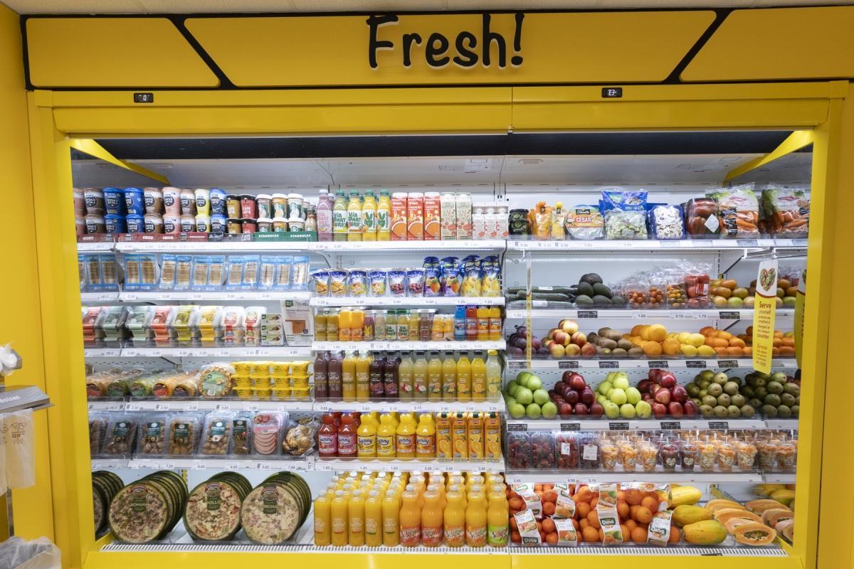 HiperDino Express Arona ofrece secciones de frescos como frutería y panadería, además de charcutería y carnicería de libre servicio