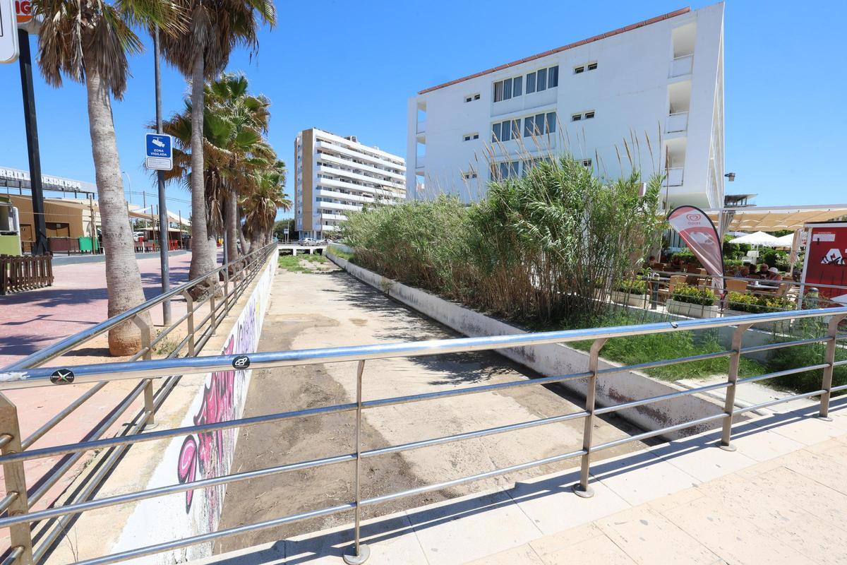 Galería: cerrada una playa de Ibiza tras detectarse un vertido de aguas residuales provocado por la rotura de una tubería