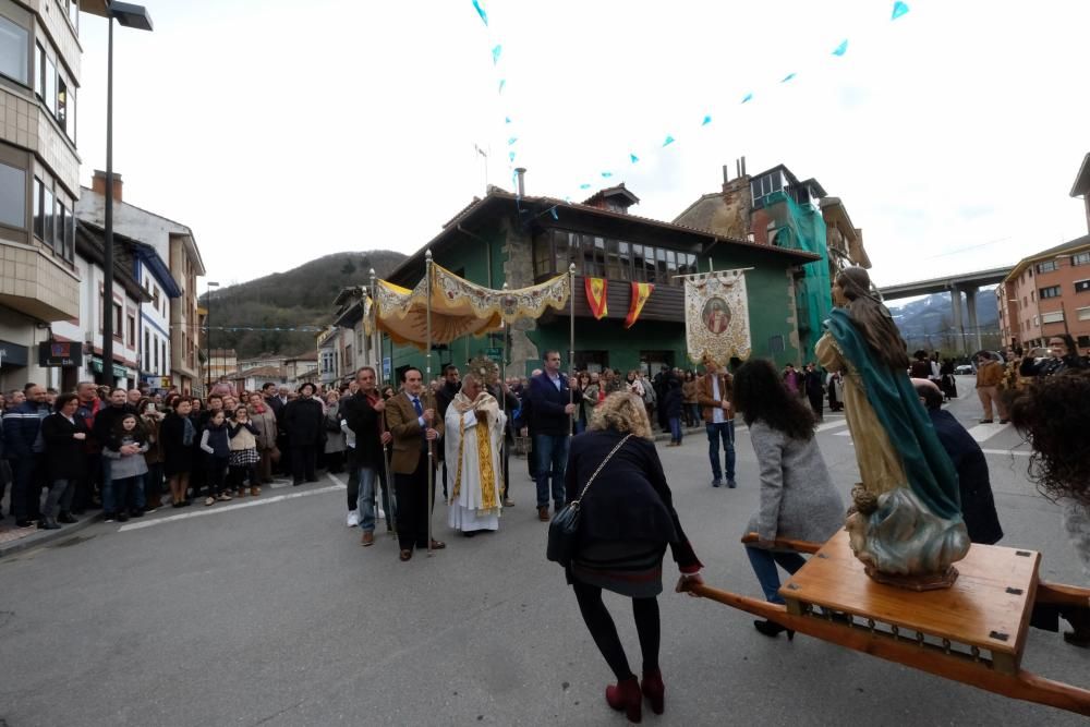 Procesión del Santo Encuentro en Campomanes