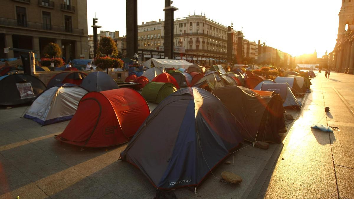 Amanece en la plaza del Pilar, en la acampada de los indignados del 15M.